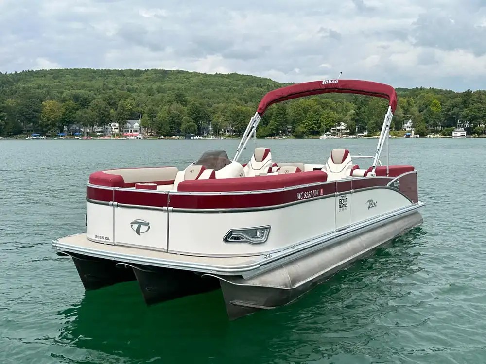 Tahoe 2585 Cascade Quad Lounger Boat for sale in Walloon Lake, MI for