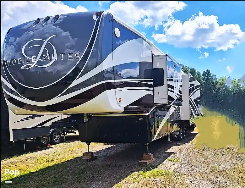 Mobile Suites 39DBRS3 RV for sale in Conover, NC for 106,000 381568 Pop Sells