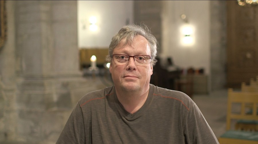 Viajamos a Suecia para hablar con Jonas Jonasson del humor de 'El matón