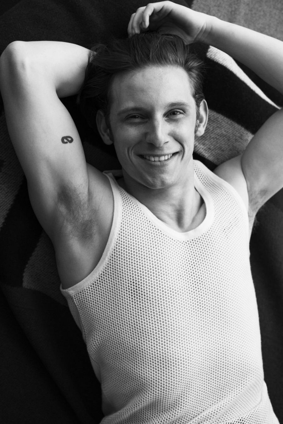 Jamie Bell tiene un enigmático tatuaje... y esto es lo que significa