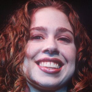 The Stunning Transformation Of Chelsea Clinton - ZergNet