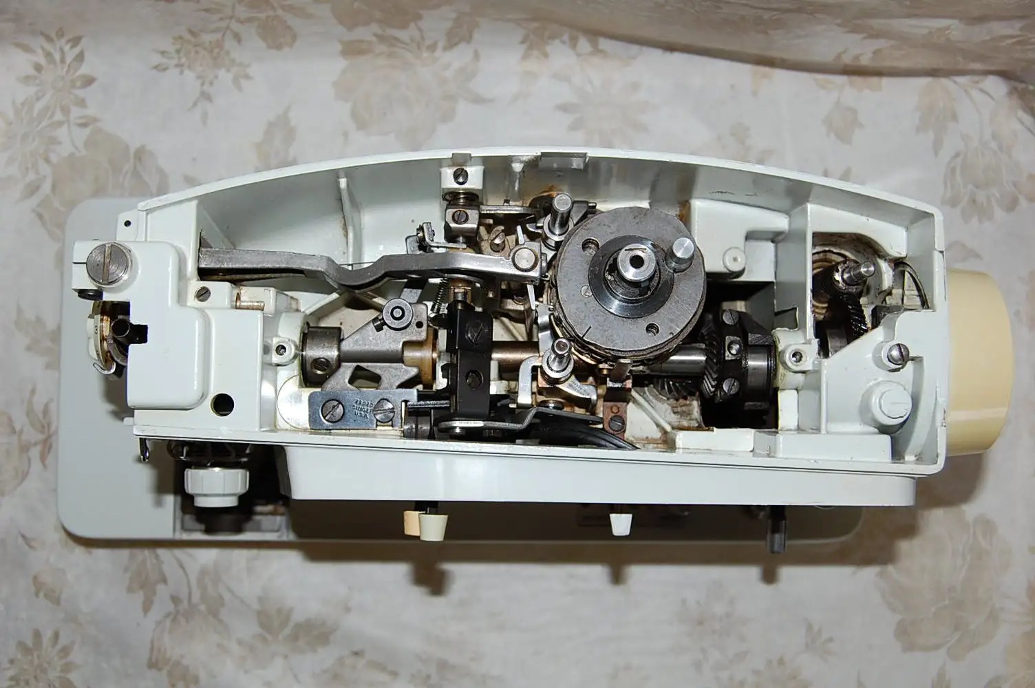 Mesmerizing SINGER 600 Sewing Machine. Walking Foot, Buttonholer