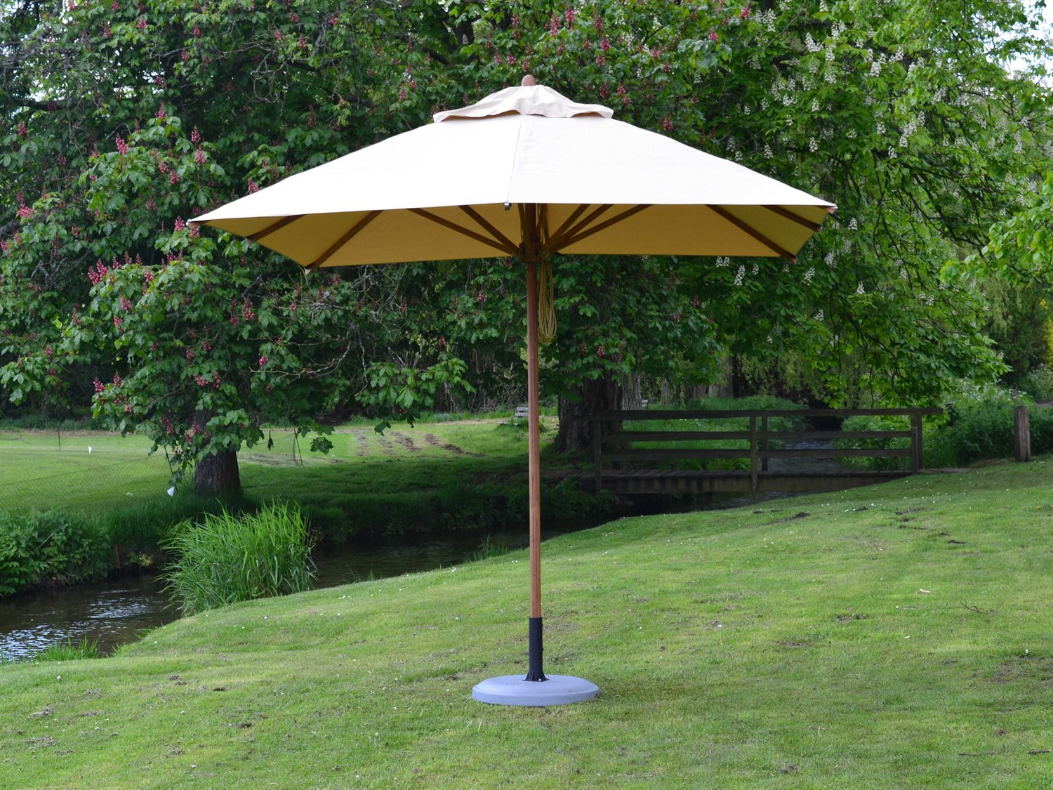 Bambrella Levante Wood 8.5 Foot Square Pulley Lift Patio Umbrella B126SQL