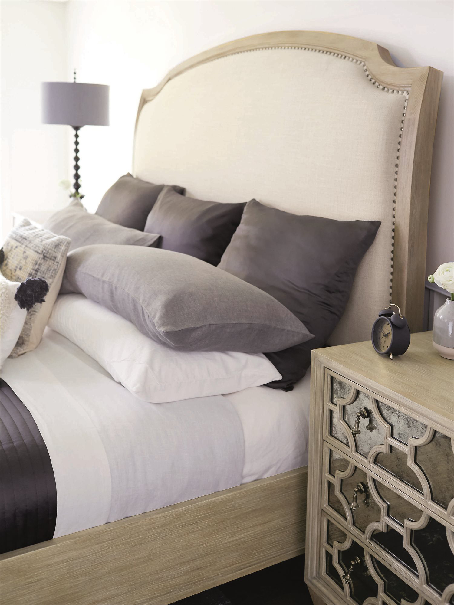 Bernhardt Santa Barbara Sandstone King Sleigh Bed BHK1119