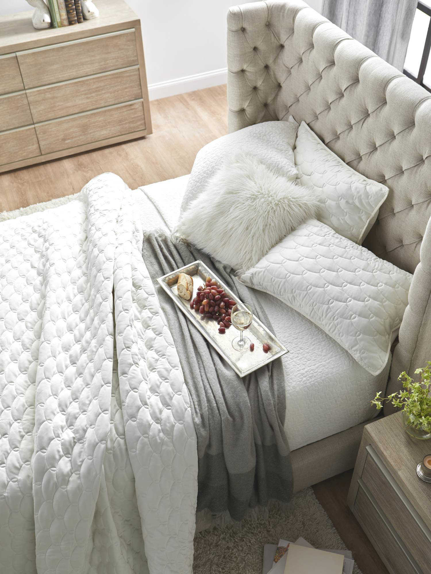 Essentials for Living Villa Bisque / Espresso California King Platform