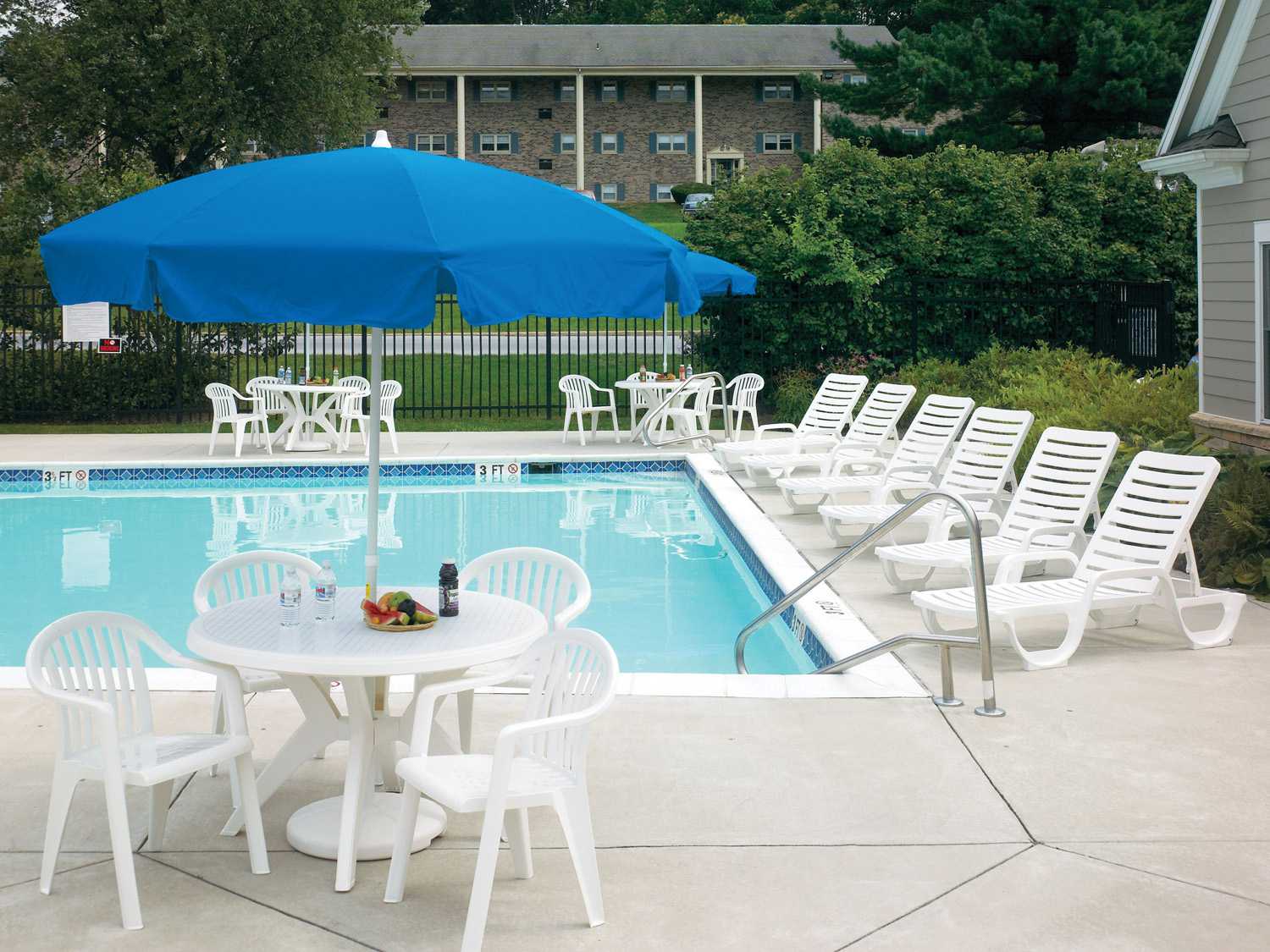 Grosfillex Bahia Resin White Adjustable Outdoor Patio Chaise Lounge GXUS031004