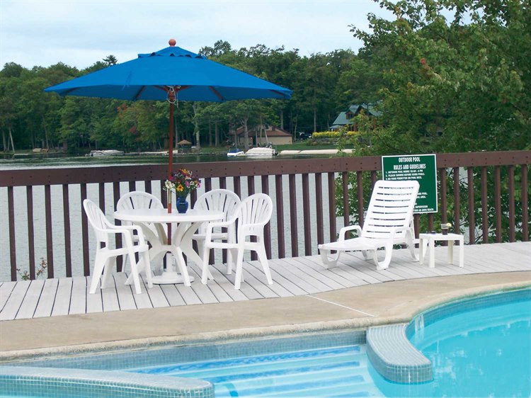 Grosfillex Bahia Resin White Adjustable Outdoor Patio Chaise Lounge GXUS031004