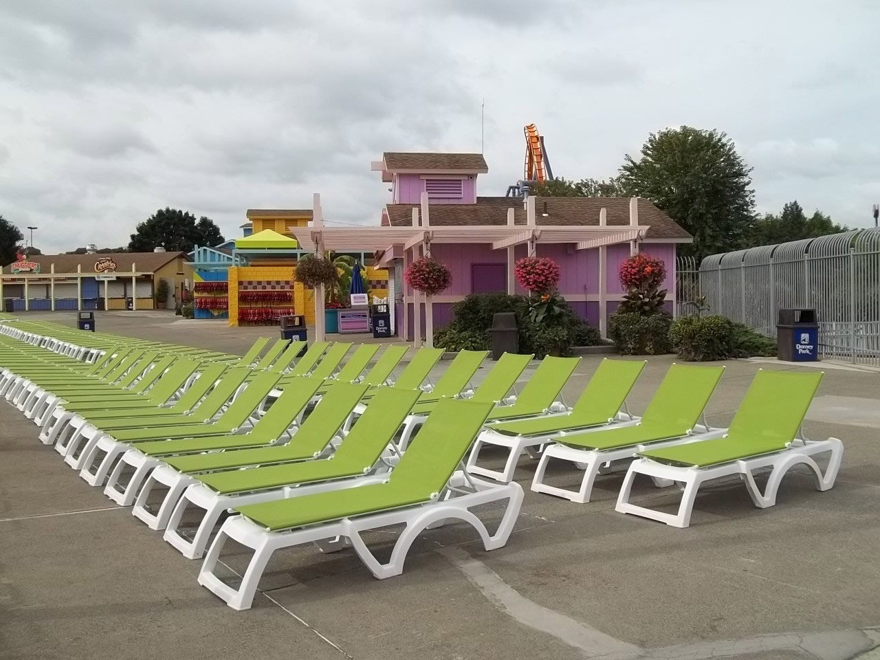 Grosfillex Jamaica Beach Sling Resin White Adjustable Chaise Lounge in Fern Green GXUT747152