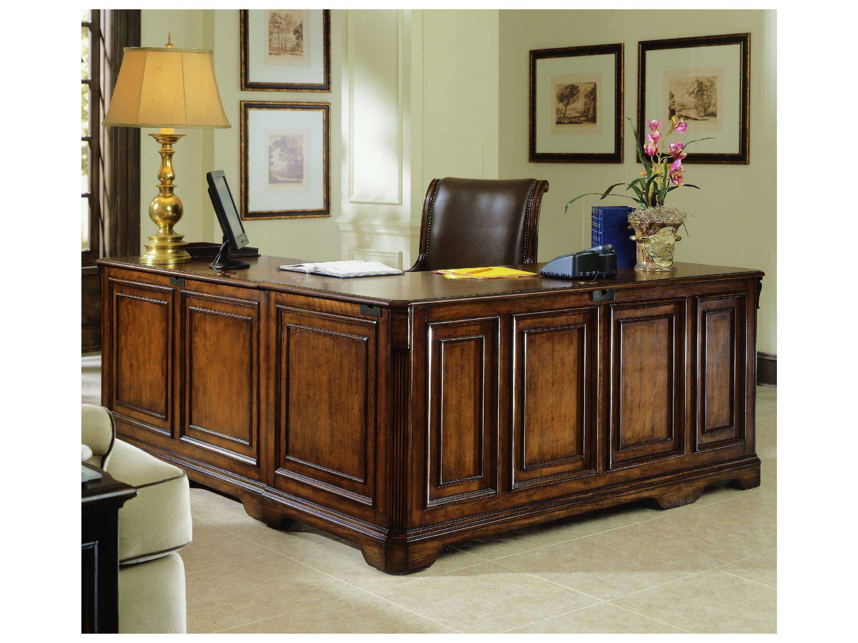 Hooker Furniture Brookhaven Distressed Medium Cherry 68''L x 79''W