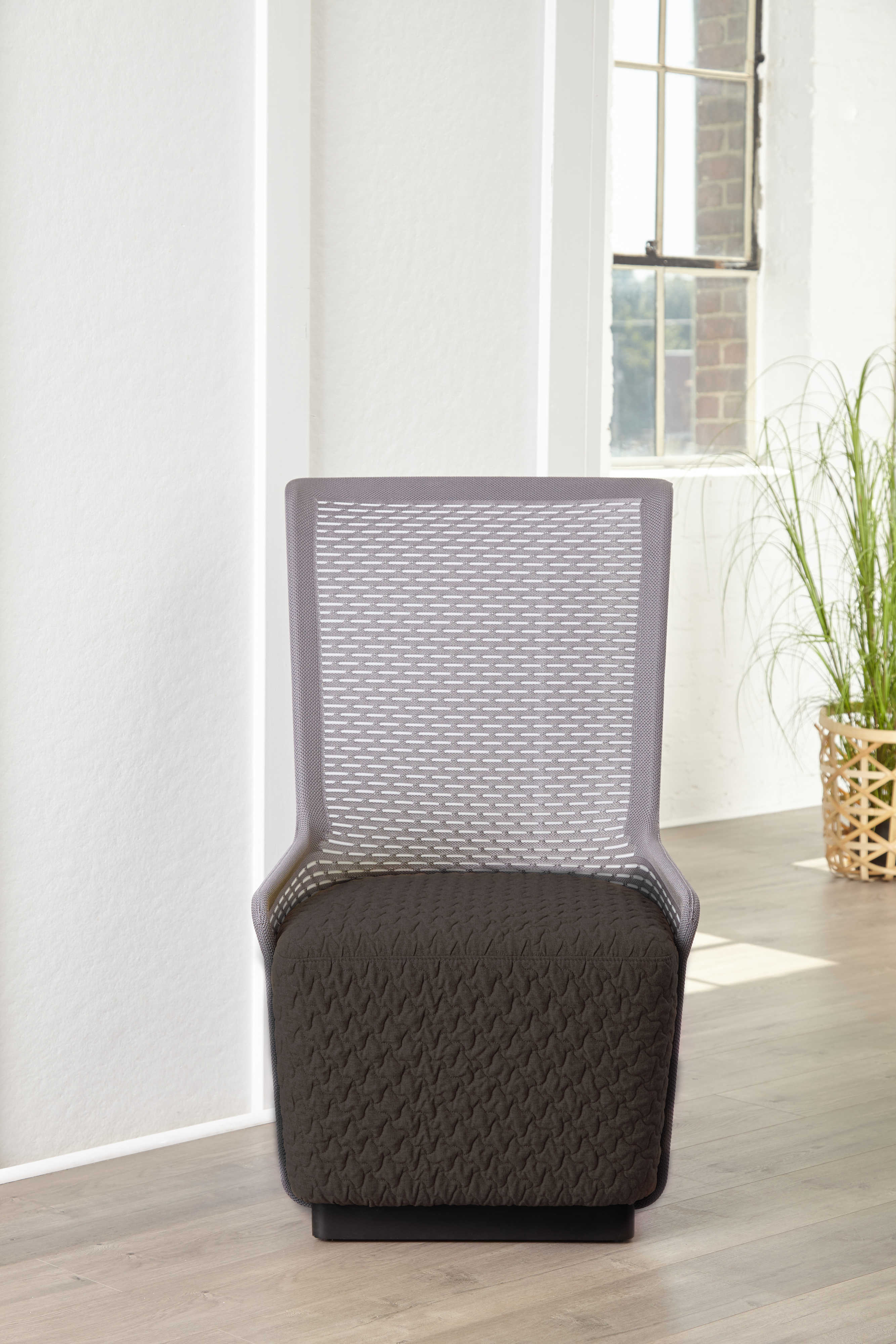 Unique Furniture Tulip Grey / Black Accent Chair JE5440