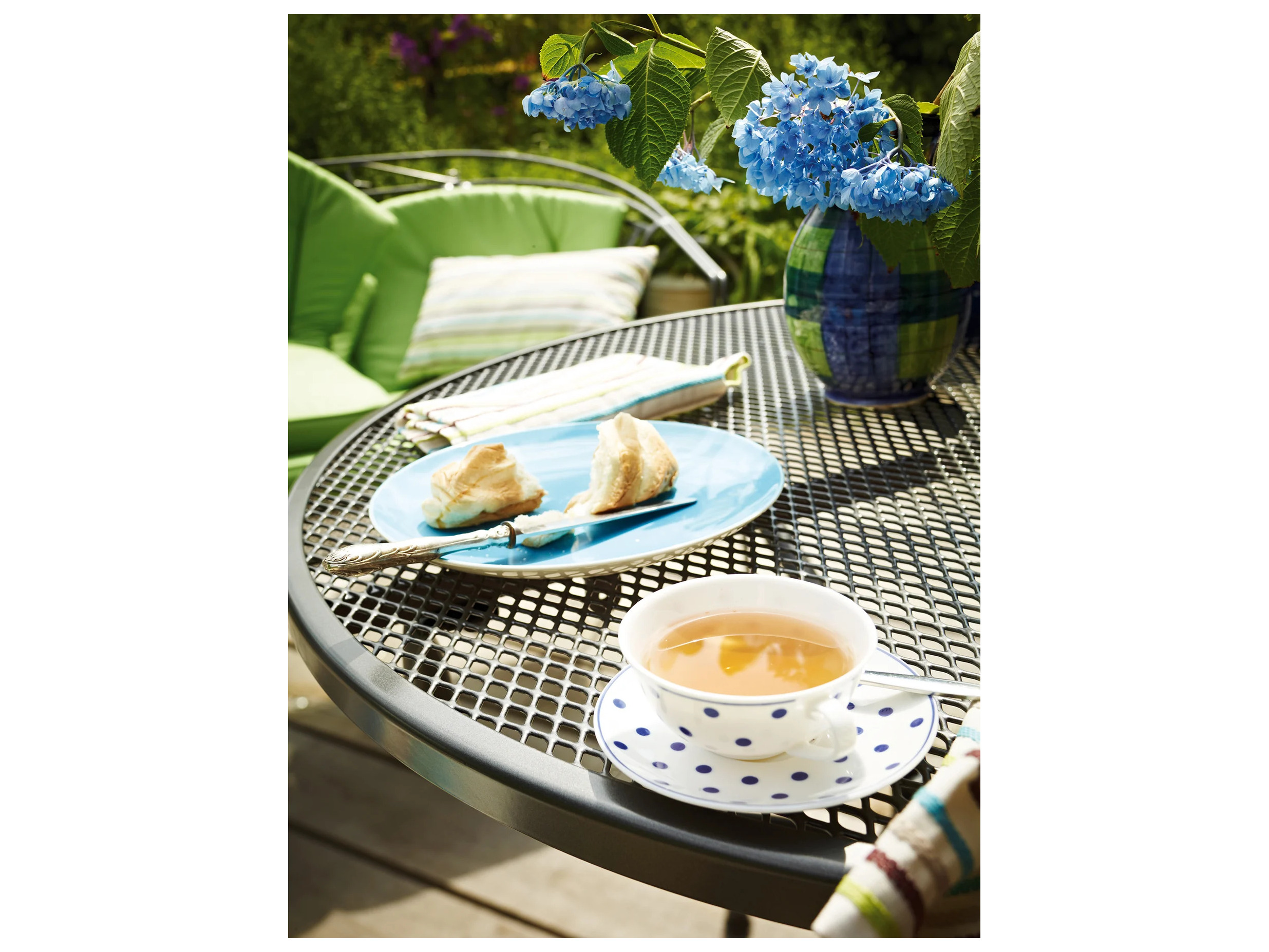 Kettler Mesh Steel Gray 42'' Round Dining Table with Umbrella Hole