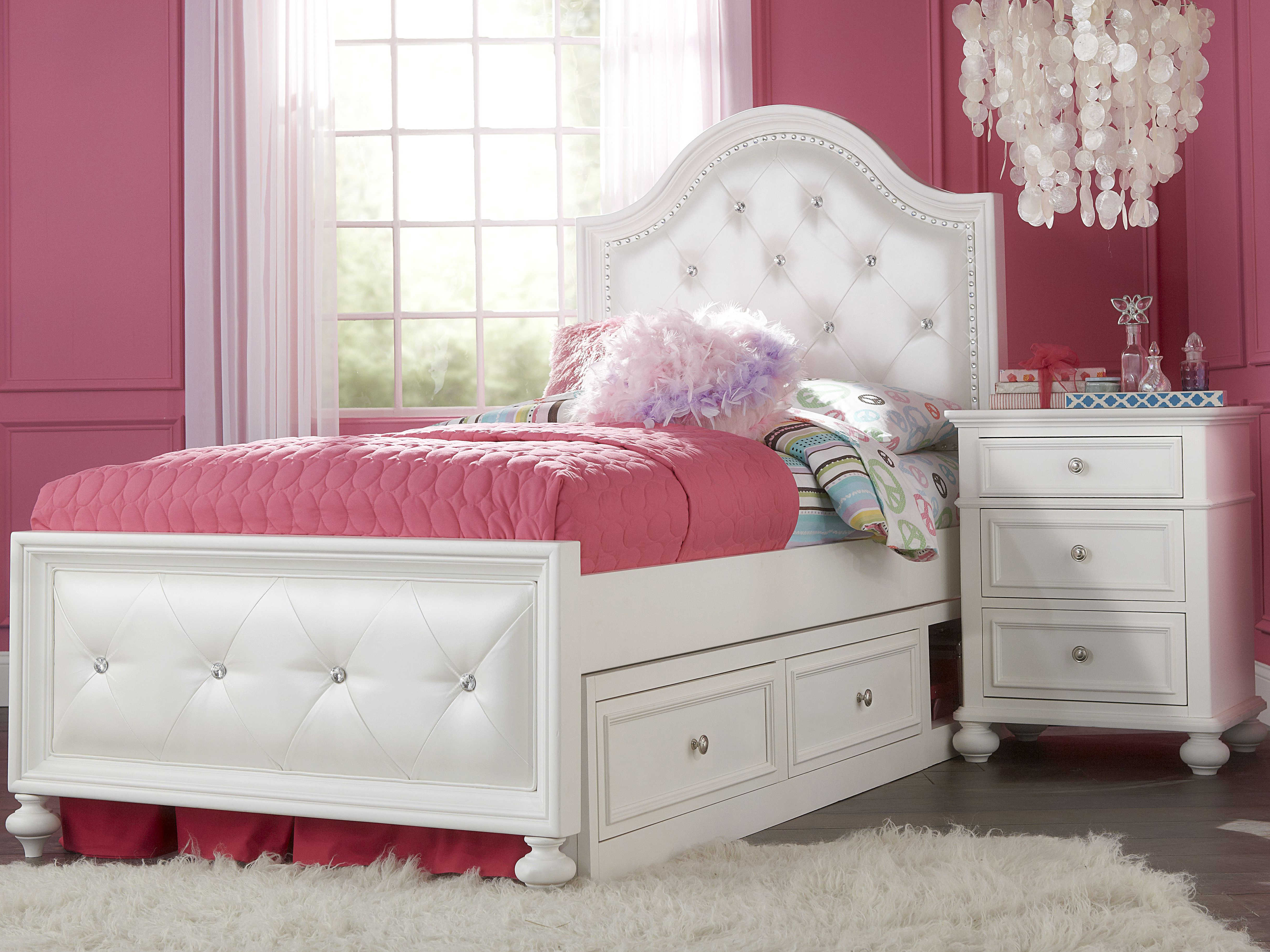 Legacy Classic Furniture Madison Natural White Painted Finish ThreeDrawer Nightstand LCN28303100