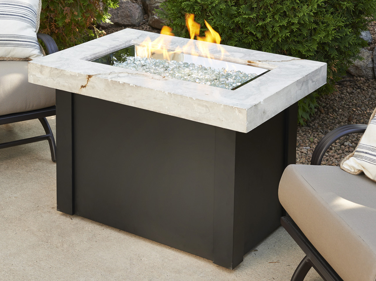 Outdoor GreatRoom Providence 36 x 25 Rectangular Crystal Fire Pit Table