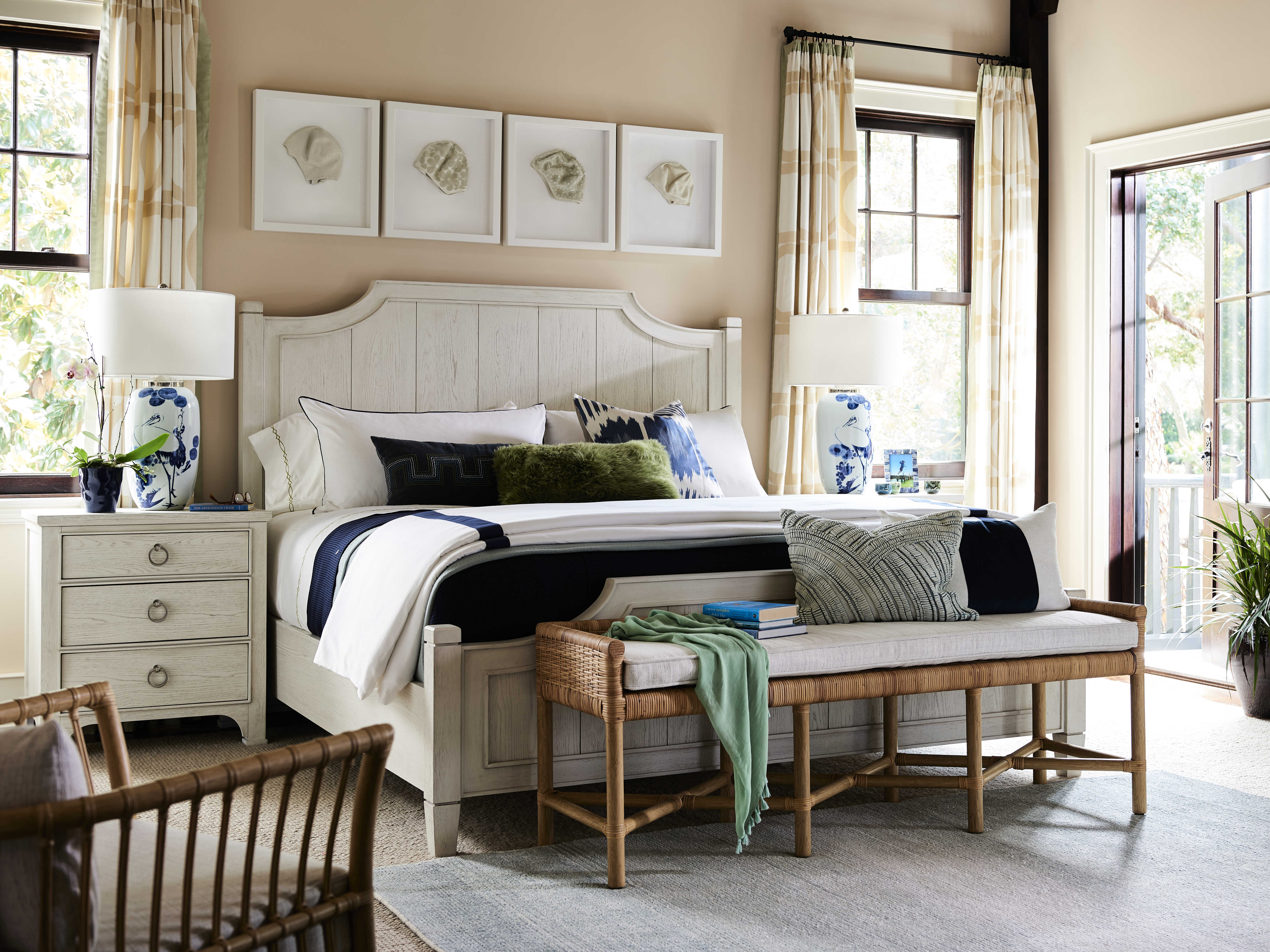 Universal Furniture Coastal Living Pull Up Accent Bench UF833380