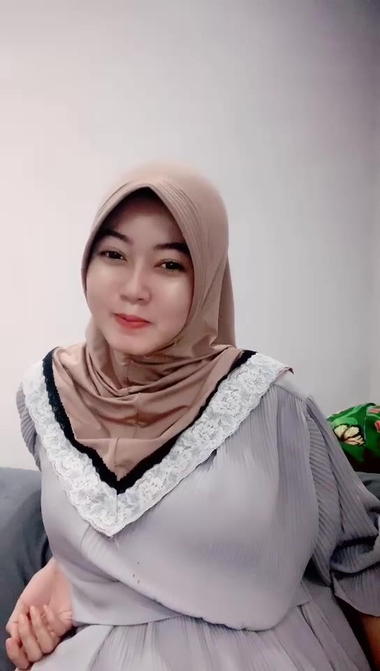 Nemenin Pake Baju Hijabers Bening Mulus P