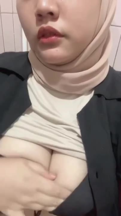Gadis Hijab Toge Binal Pamer Susu Gede