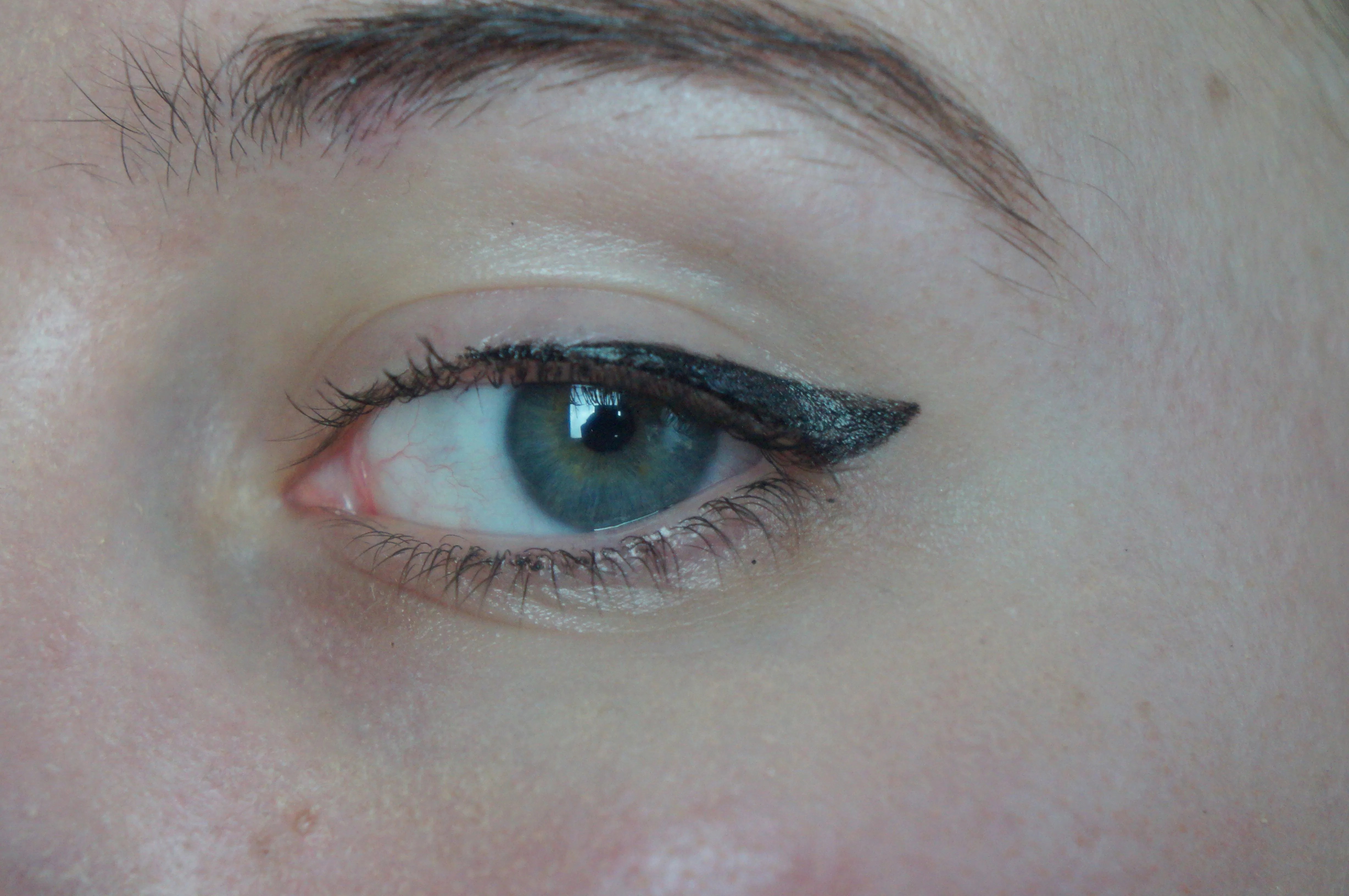 10 Genius Eyeliner Hacks for Lazy, Broke, or Clumsy Girls