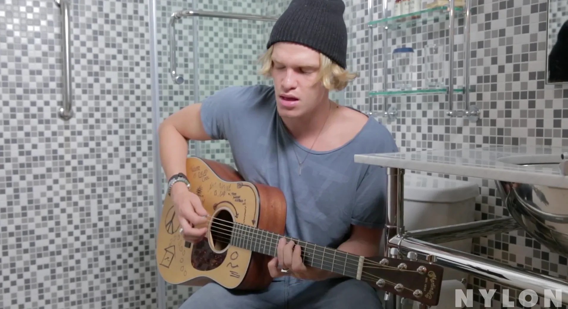 Cody Simpson Sings “Flower” In The Shower