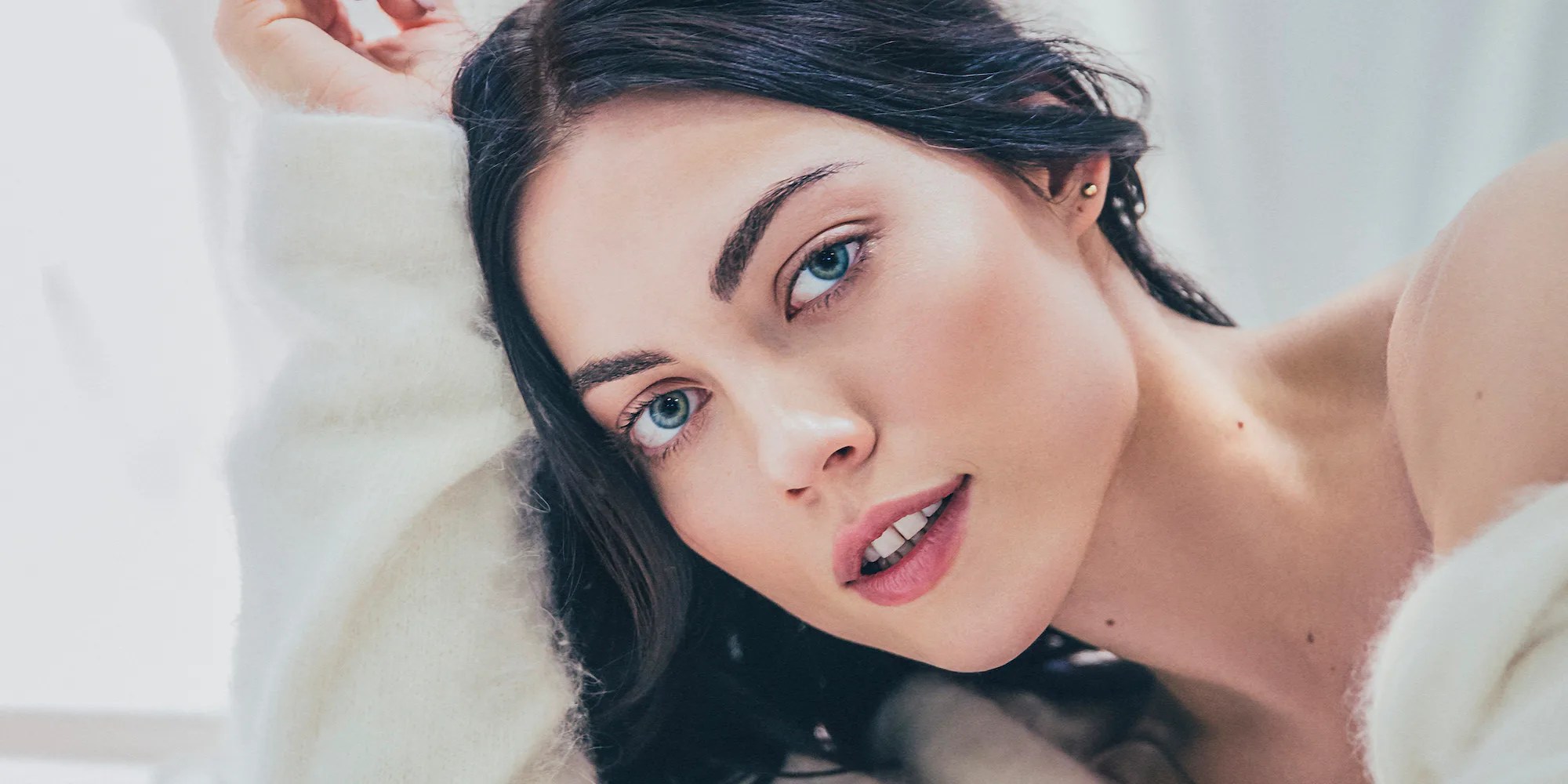 Premiere Emily Weisband Shares New Song "Mixed Emotions"