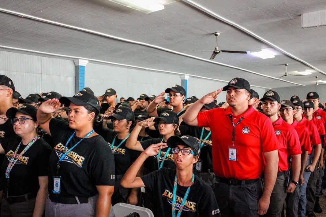 Gobierno fortalece la prevención del crimen al graduar a jóvenes del programa Experience y Comunidades Seguras