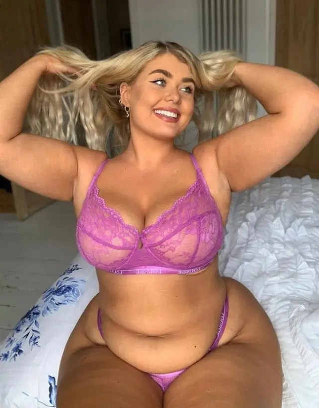 Büyük beden model Isabel Nicholls Nall, iç çamaşırıyla yataktan