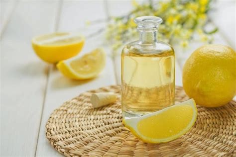 2- اصنع خليط من زيت الجلسرين بالإضافة إلى عصير الليمون 2- اصنع خليط من زيت الجلسرين بالإضافة إلى عصير الليمون