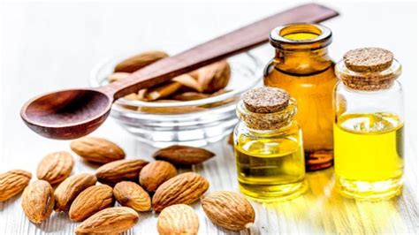 2- مزيج من زيت اللوز الحلو وزيت الخروع لإطالة الشعر
