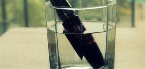 2- نظف علبة الماسكارا بالماء