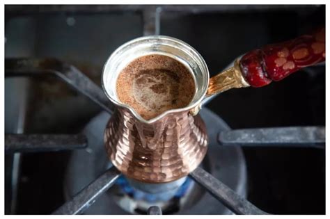5- طريقة صنع القهوة التركية الباردة بالحليب والقشدة