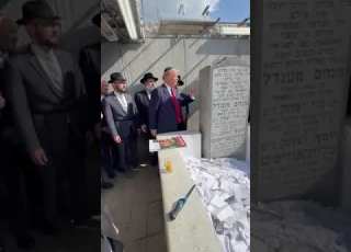  President Trump At Lubavitcher Rebbe Tombstone In Queens NY