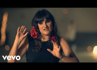 Rozalén Comiendote A Besos