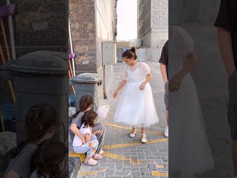 فتاة رمت ملابس في القمامة ارتدت الملابس طفلة صغيرة ولكن الفتاة الغنية فعلت شيء صدمت والدها