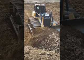 High Powered Shantui Bulldozer Pushing Soil Speedy Land Leveling Cutting Edge Bulldozer Technology