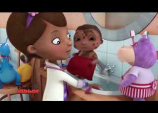 El Primer Baño De Dede La Doctora Juguetes Y Su Hospital En Español