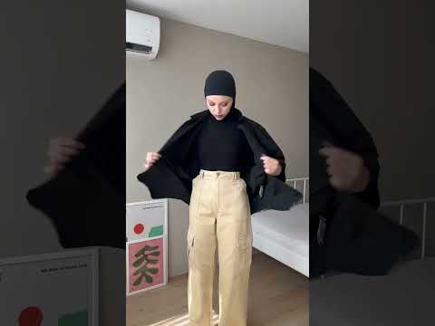 تنسيق القميص الأسود مع البنطلون البيج