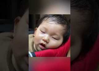  寝落ち動画 赤ちゃんが見事な鼻提灯を膨らませてる動画A Video Of A Baby Inflating A Stunning Snot Bubble