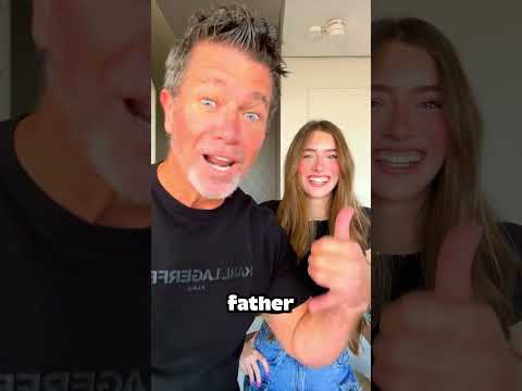 Er Zeigte Was Sich In Seiner Jacke Befand