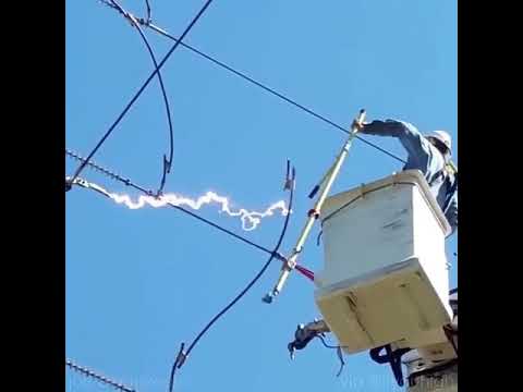 أخطر حوادث الكهرباء حادث رهيب لصاعقة كهربائية لولا الوقاية الجيدة