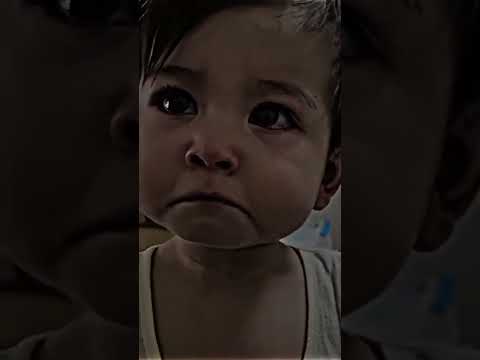 بنت صغيره تبكي