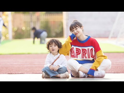 طفل يتيم بيطلب من الدكتوره الى بتعالجه تكون أمه لكنها بترفض وأول ما بتشوف جمال أبوه بتوافق