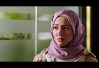 بتشتغل جرسونة علشان تصرف علي نفسها وخطيبها بيسيبها واهلها بيحبطوها لكن بتصمم تحقق حلمها