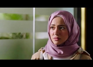 بتشتغل جرسونة علشان تصرف علي نفسها وخطيبها بيسيبها واهلها بيحبطوها لكن بتصمم تحقق حلمها