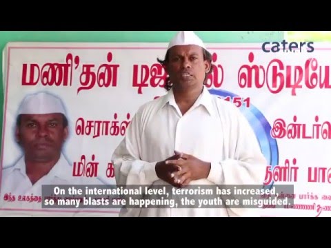 رجل يمشي للخلف منذ خمسة وعشرين عاما بحثا عن السلام