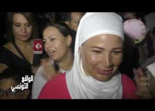 جمهور مسرح قرطاج فرحان بعرض الفنان رؤوف ماهر غنى عالعمة والخالة والام حتى مالاموات جبدهم