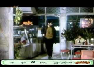 حسن سلطانی گوینده ی اخبار دهه ۶۰ در سکانسی از فیلم پادزهر ۱۳۷۲