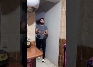 لما ادخل المطبخ لأمي وهيا تكون بتعمل حاجة
