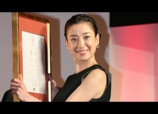 Rie Miyazawa Wins Best Dresser Award A Slightly Early Christmas Present At The 43rd Best Dress