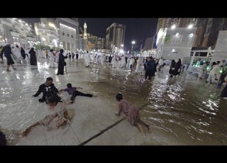 أمطار غزيرة على المسجد الحرام شاهدناها في مثل هذا اليوم