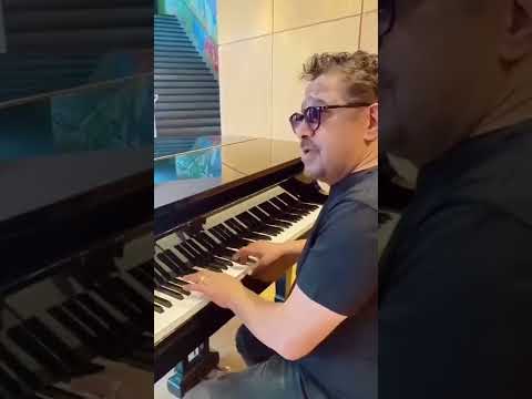 فيديو حصري ملك الراي الشاب خالد يعزف على البيانو لا يفوتك 2022