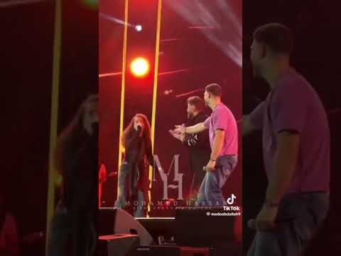 لحظة وقوع تامر حسني على المسرح بسبب جمال صوت البنت